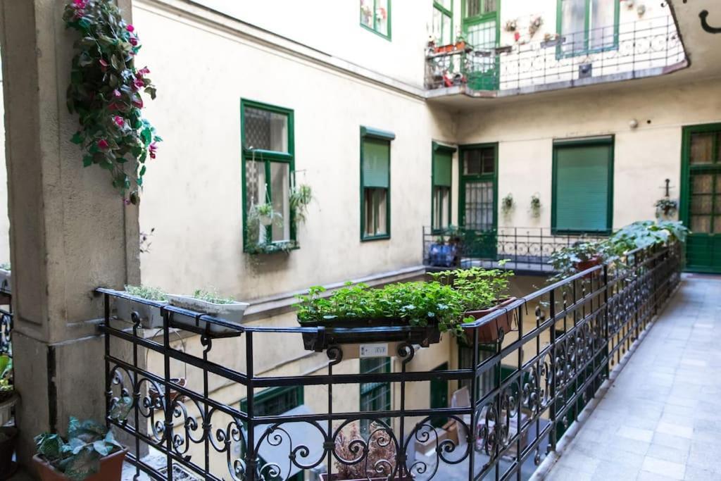 Central Budget Lofts Apartment Budapest Luaran gambar